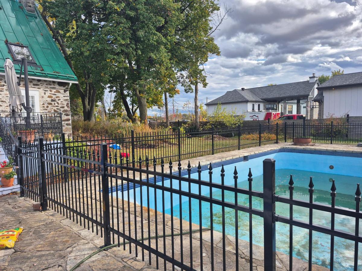 Value Industrial 147 ft Industrial Sharp Top Fence, 7'x4', Steel, 20 Panels + 2 Gates